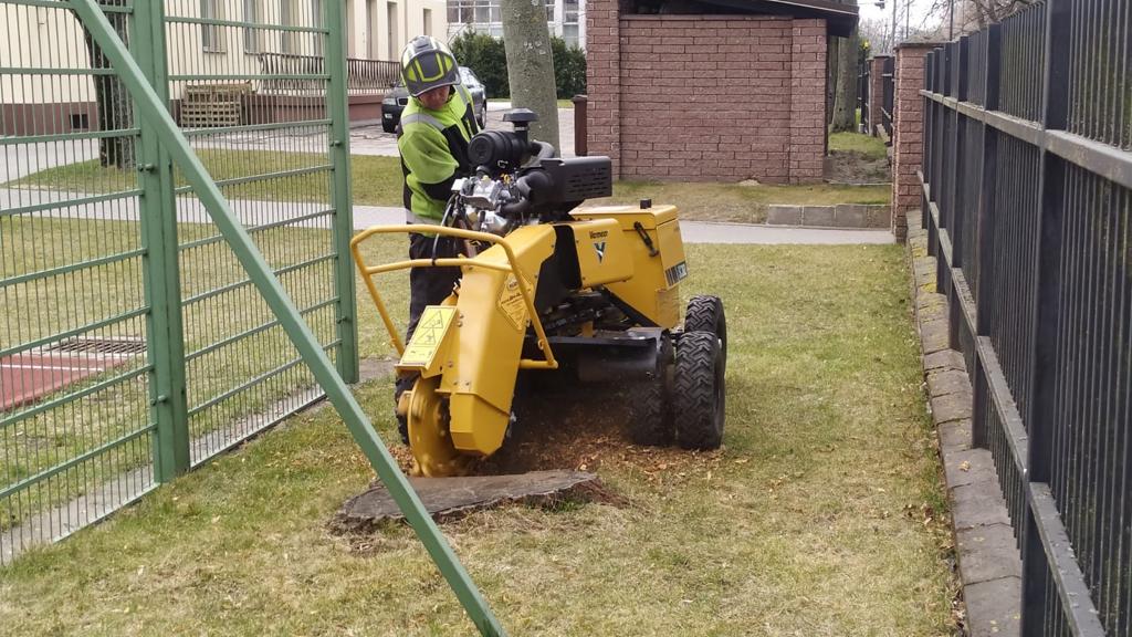 frezarka do usuwania pni, karp, korzeni drzew